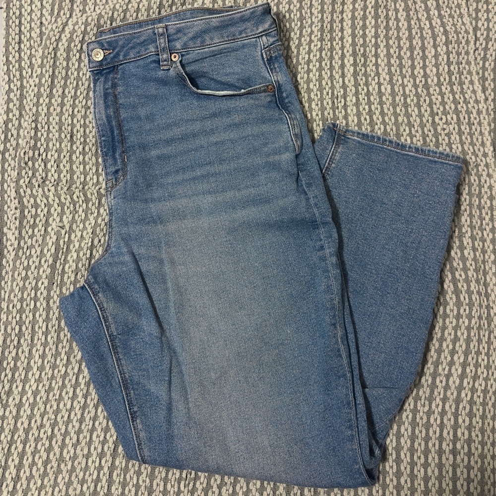 AMERICAN EAGLE MOM JEANS